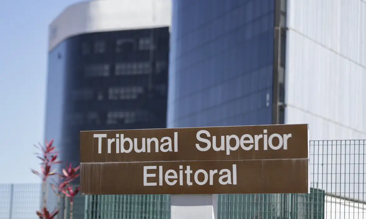 TSE julga liminar que suspendeu pesquisa desfavorável a Flávio