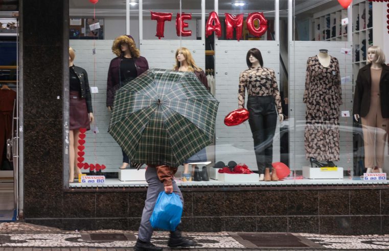 Dia dos Namorados: Procon-PR orienta consumidores sobre compras e trocas de presentes