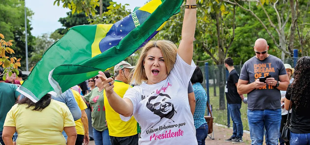 Justiça bloqueia R$ 227 mil de ex-esposa de Bolsonaro por irregularidades em contas de campanha