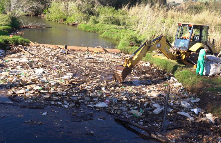 Prefeitura retira mais de 10 toneladas de lixo do Rio Quati por descarte irregular