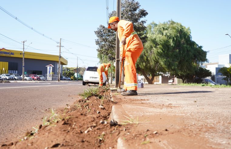 Prefeitura intensifica limpeza de meios-fios e bocas de lobo para prevenir impactos do El Niño em Cascavel