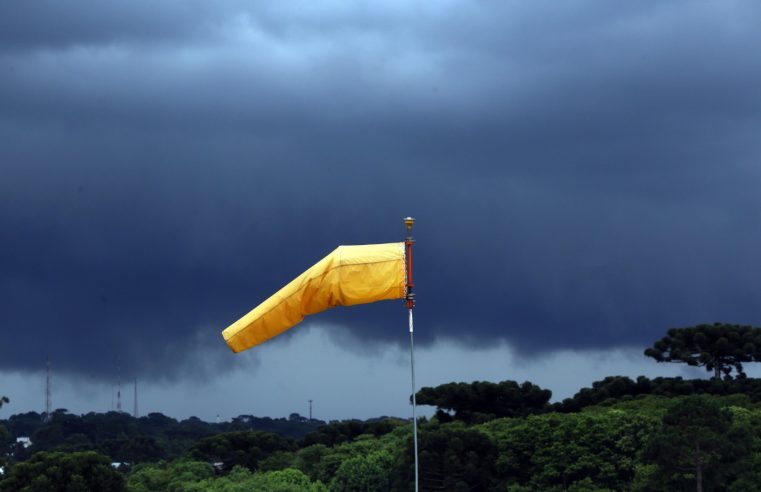 Fim de semana: após calor intenso e ventos fortes, chuva volta ao Paraná