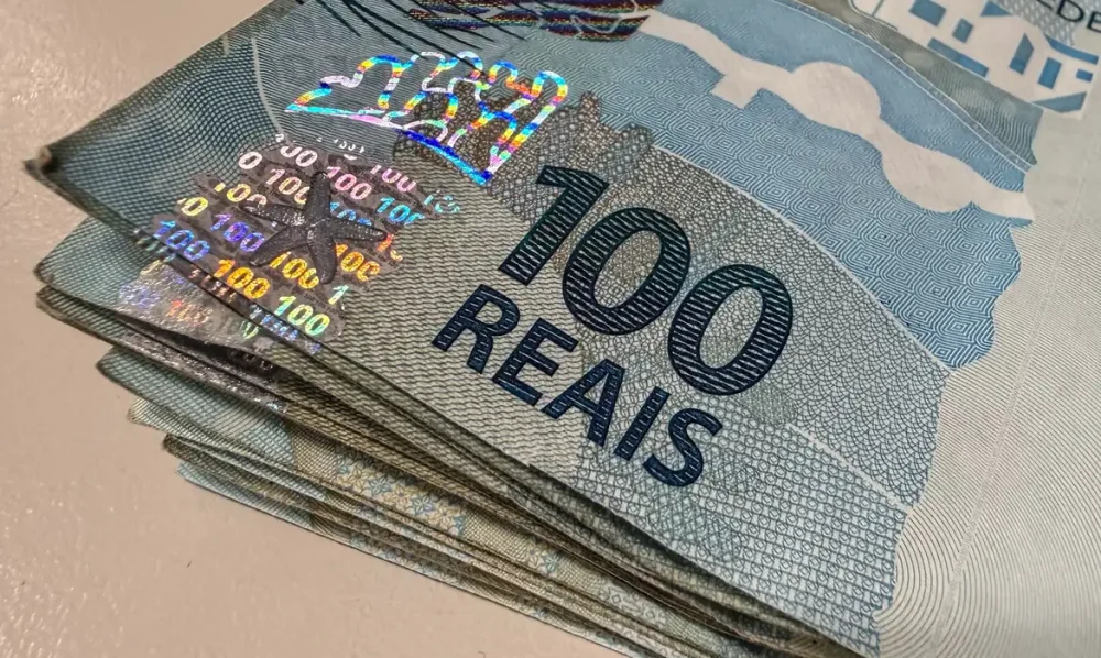 Brasileiros retiram R$ 10,5 bilhões da poupança em agosto