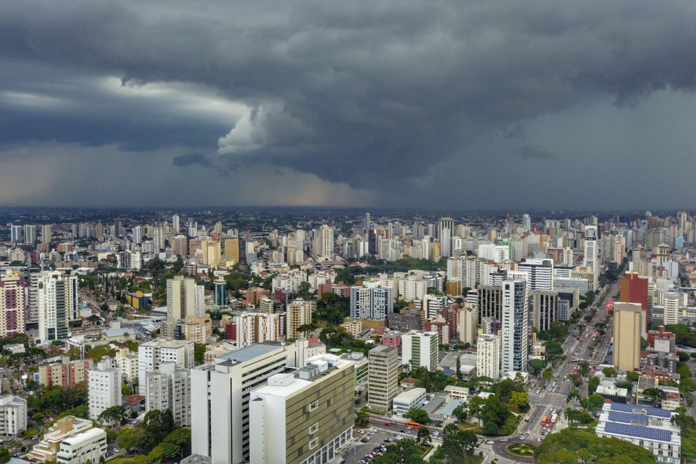 Frentes frias marcam o retorno de tempestades ao Paraná nesta semana, prevê Simepar