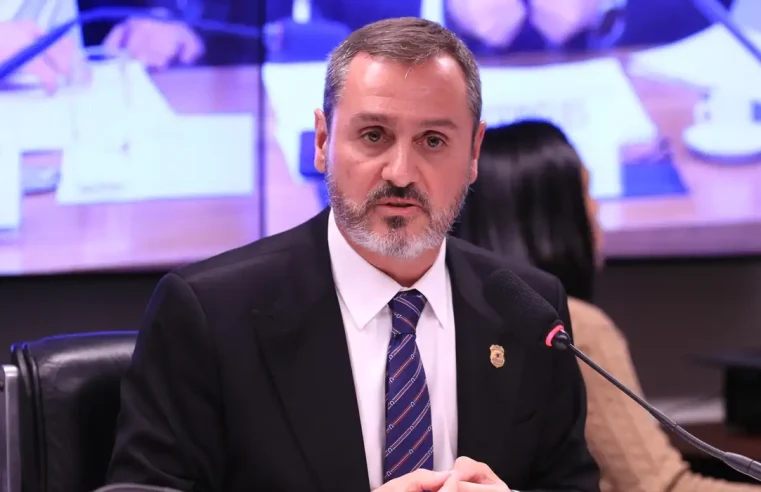 Dino determina reintegração de Andrei Rodrigues no comando da PF