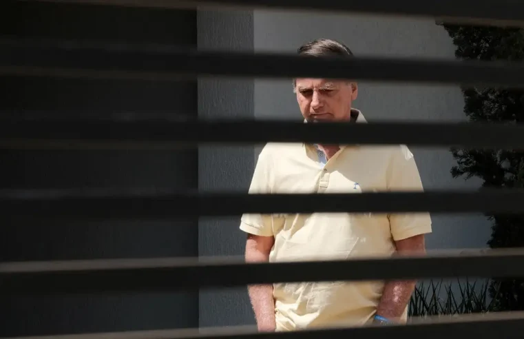 Bolsonaro pede liberação de visitas de Flávio na prisão domiciliar