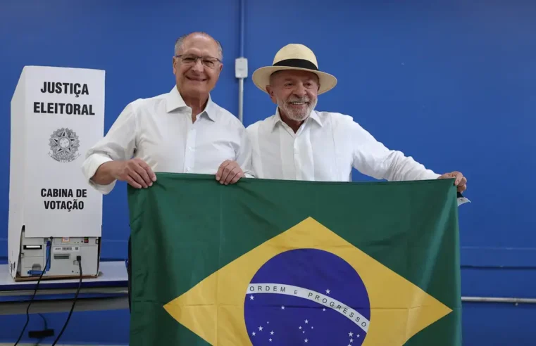 Mendonça dá 24h para remoção de posts sobre Lula e bandeira do Brasil