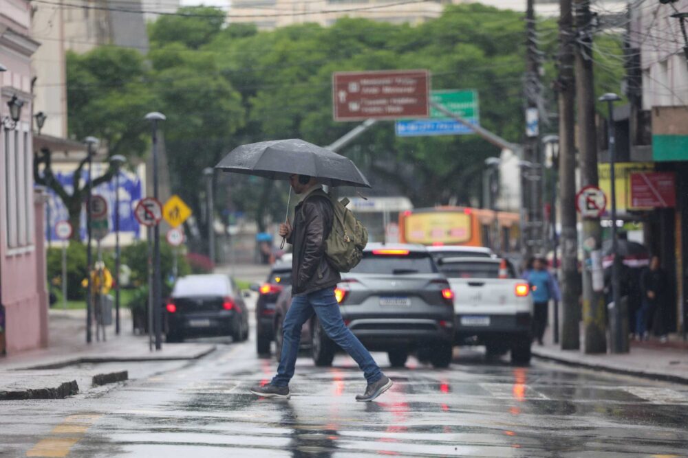 Massa de ar polar perde força e chuvas voltam ao Paraná quarta-feira, prevê o Simepar